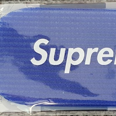Conjunto de 2 grampos de cabelo azuis Supreme em embalagem transparente.