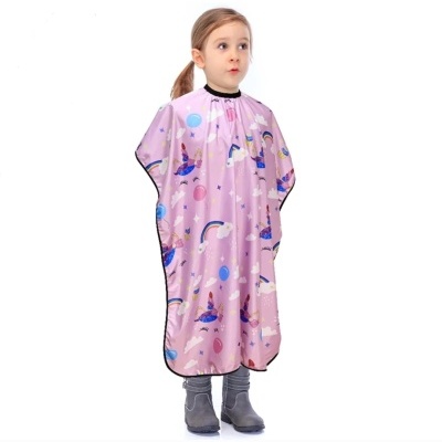 Capa de corte de cabelo rosa com unicórnios para criança