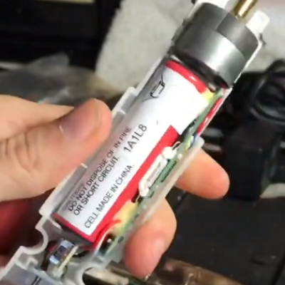 Componente eletrônico com motor e etiqueta segurado por mão