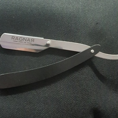 Navalha de barbear de aço inoxidável com cabo preto e lâmina prateada