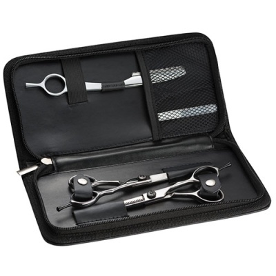 Estojo preto aberto com três tesouras de metal prateado para cuidados pessoais