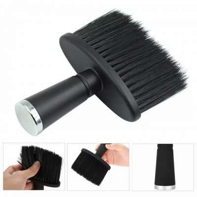 Pincel de limpeza de pelos preto com cabo preto e ponta prateada em fundo branco