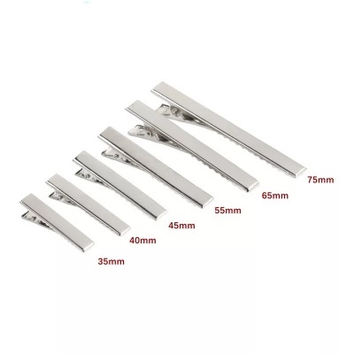 Seis clipes metálicos prateados de vários tamanhos com medidas indicadas em vermelho.