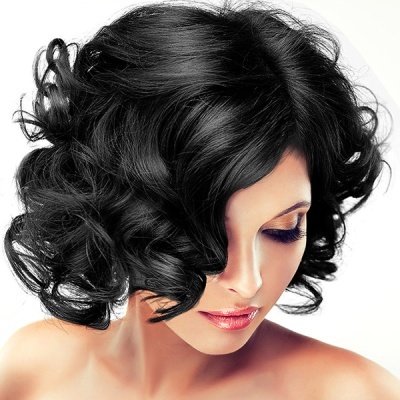 Mulher com cabelo preto cacheado e curto em fundo branco