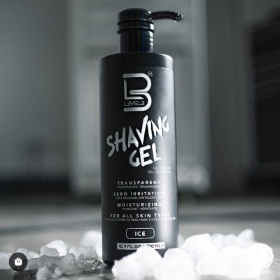 Frasco preto de gel de barbear LEVEL3 com texto branco rodeado de gelo