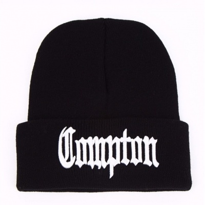 Gorro preto com bordado branco 'Compton' em fundo branco