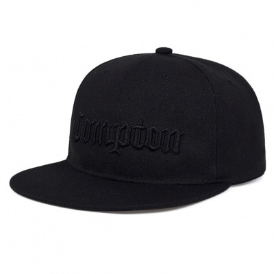 Boné preto snapback com aba reta e bordado 'Compton' em relevo