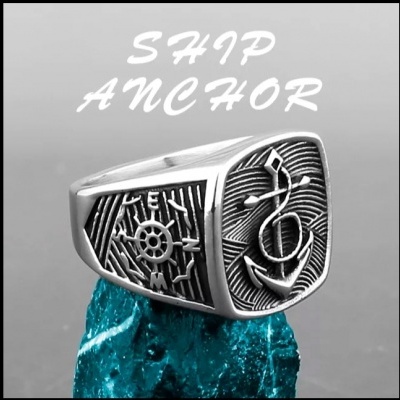 Anel prateado com âncora e leme gravados sobre pedra azul