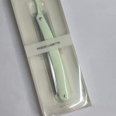 Navalha de barbear com cabo verde claro embalada em estojo transparente