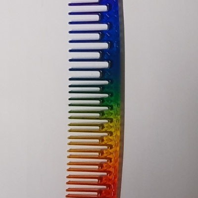 Pente plástico colorido com gradiente de cores