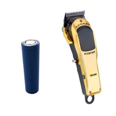 Máquina de cortar cabelo dourada com bateria azul