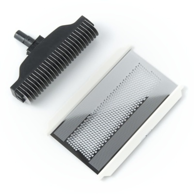 Escova preta e grelha metálica retangular com estrutura branca em fundo branco