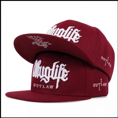 Boné bordô snapback com texto branco 'Thuglife' e 'OUTLAW'