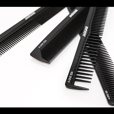 Quatro pentes pretos de plástico com a marca KIEPE sobre fundo branco