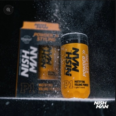 Frasco amarelo e preto de pó para cabelo NISH MAN P1 com caixa ao fundo e partículas de pó no ar