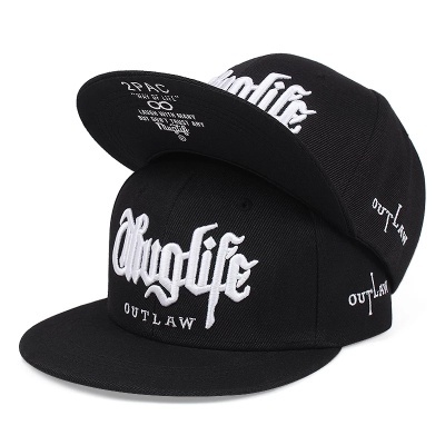 Dois bonés pretos com texto branco bordado 'Onlylife OUTLAW' em diferentes posições.