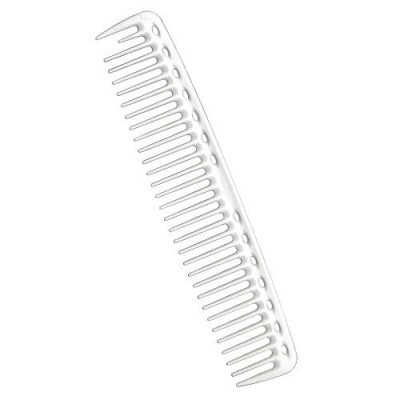 Pente de plástico branco com orifícios ao longo de um lado