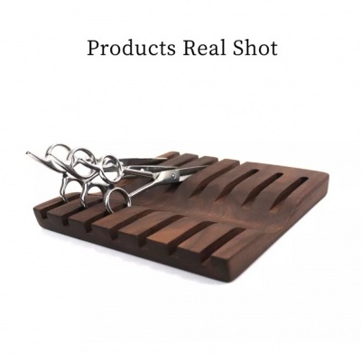 Prato de madeira com ranhuras e quatro garfos de metal