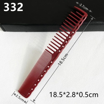 Pente vermelho de plástico com dentes largos e finos e pequenos furos, medidas visíveis.