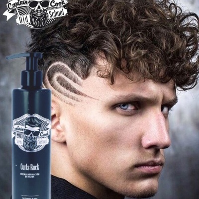 Produto modelador de cabelo Curls Rock com logótipo Captain Cook Old School e modelo com cabelo encaracolado