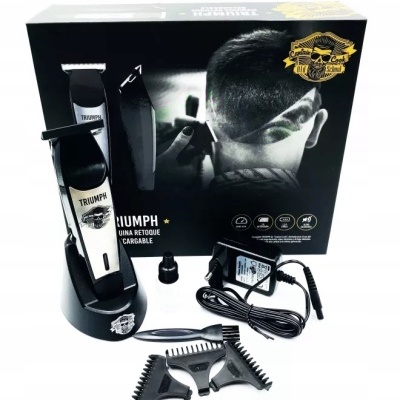 Conjunto para cortar cabelo TRIUMPH com máquina, base, adaptador, acessórios e pentes com embalagem preta ao fundo