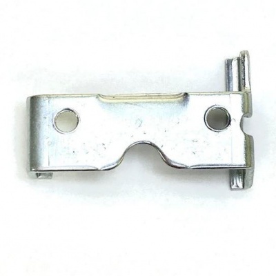 Peça metálica prateada com dois furos e ressalto lateral