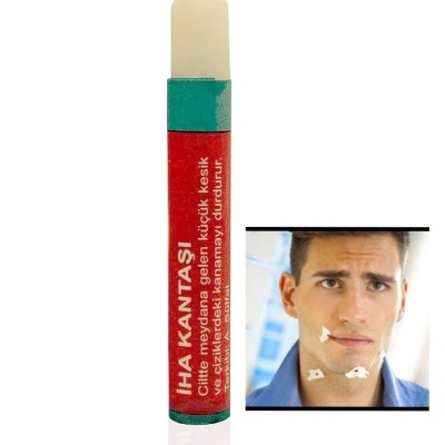 Corretor labial vermelho com tampa branca e texto em turco