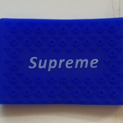 Cartão azul com a palavra Supreme e padrão em relevo