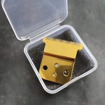 Lâmina dourada para máquina de barbear numa caixa transparente com espuma preta