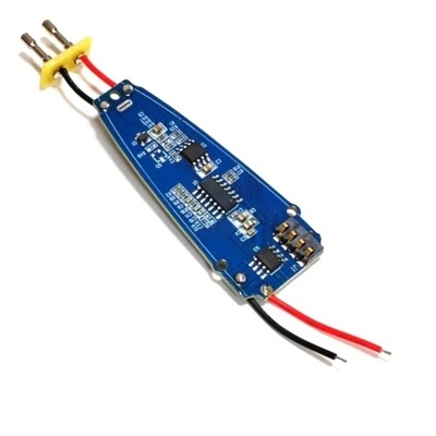 Placa eletrónica azul com componentes, fios e três pinos metálicos