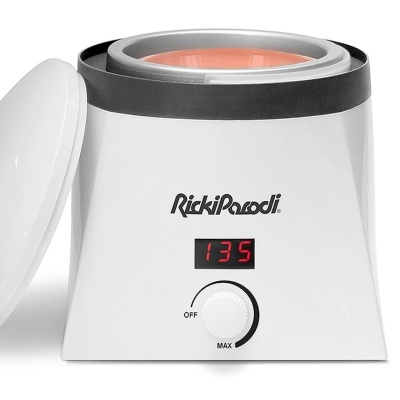 Aparelho branco e preto com visor digital e tampa amovível