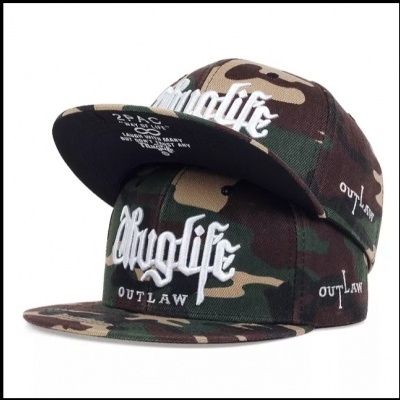 Dois bonés camuflados com bordados 'Thuglife' e 'OUTLAW'