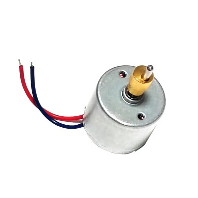 Motor elétrico pequeno com eixo dourado e fios vermelhos e azuis