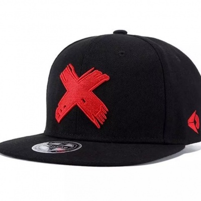 Boné preto com X vermelho em relevo e aba plana