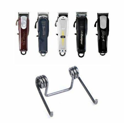 Cinco máquinas de cortar cabelo e um suporte metálico para as máquinas