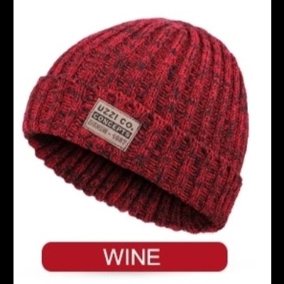Gorro de malha vermelho com etiqueta UZZI CO. CONCEPT