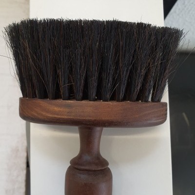 Escova de madeira com cerdas escuras e cabo curto