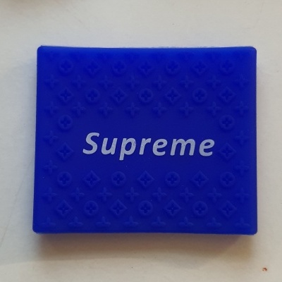 Carteira azul com padrão texturizado e texto Supreme