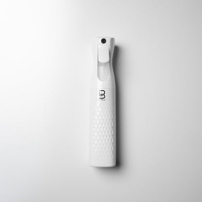 Frasco pulverizador branco com textura e logótipo B MIU