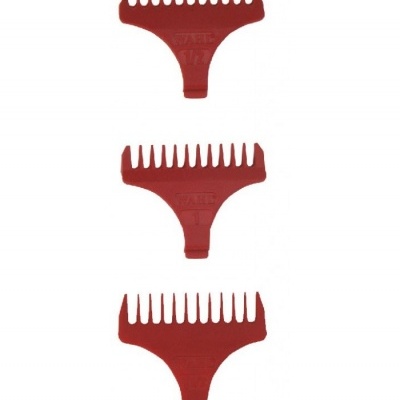 Três pentes de plástico vermelho em fundo branco