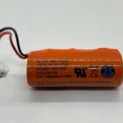 Bateria laranja com fios pretos e vermelhos, texto técnico impresso