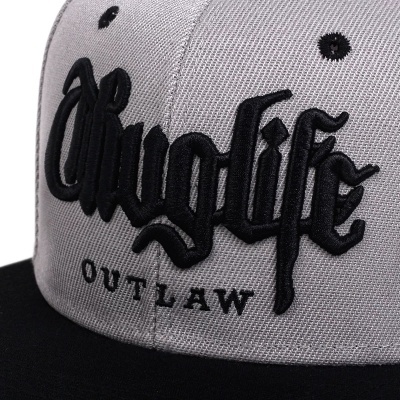 Boné cinza com aba preta e bordado preto com os textos thuglife e OUTLAW