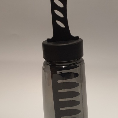 Garrafa de plástico fumada com tampa preta e pega larga preta com recortes