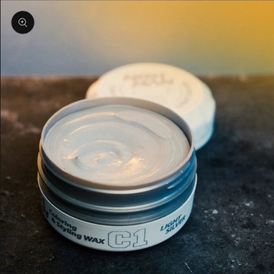 Pote aberto de cera para cabelo cinzento claro C1 com textura creme