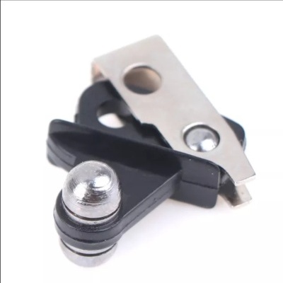 Fecho metálico pequeno com componente de plástico preto