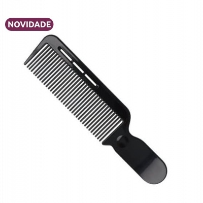 Pente preto de plástico com dentes finos e cabo largo