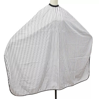 Capa de corte de cabelo branca com riscas pretas verticais finas