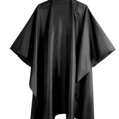 Capa preta brilhante com mangas largas e tecido liso