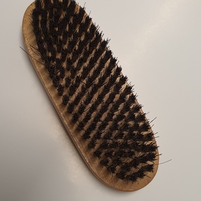 Escova de mão de madeira com cerdas pretas