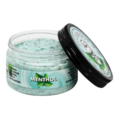 Frasco de creme esfoliante com mentol, rótulo azul claro e tampa preta aberta.